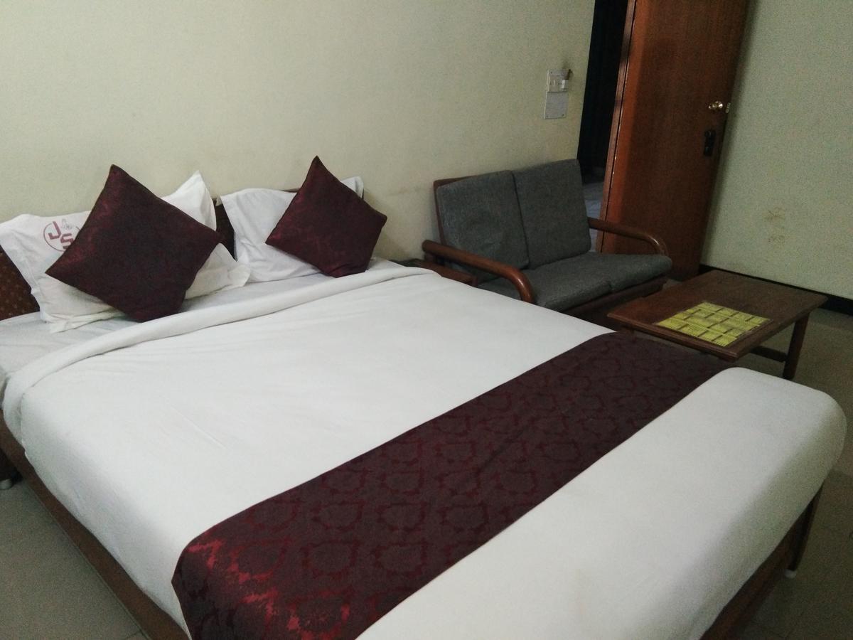 Hotel Jaysanthi Уті Екстер'єр фото